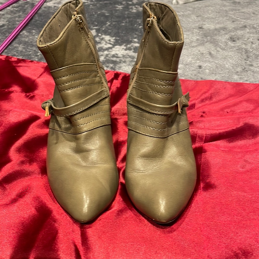 Short boots with high heel.